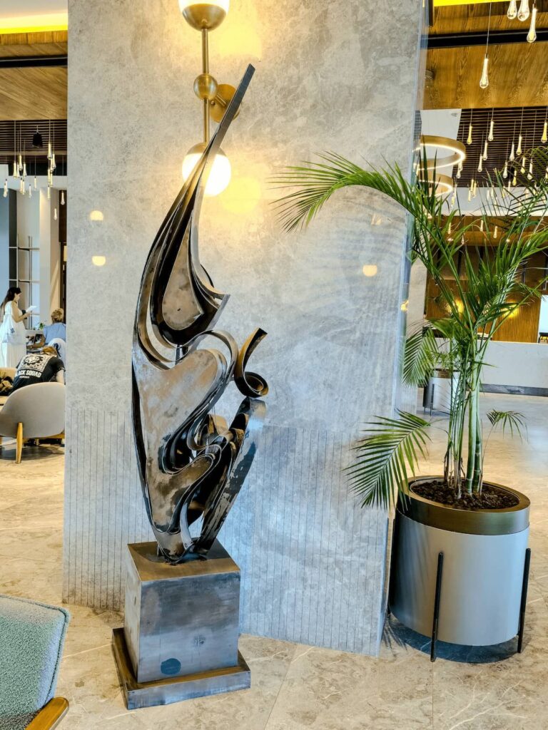 Skulptur in der Lobby von Süral Saray Hotel.