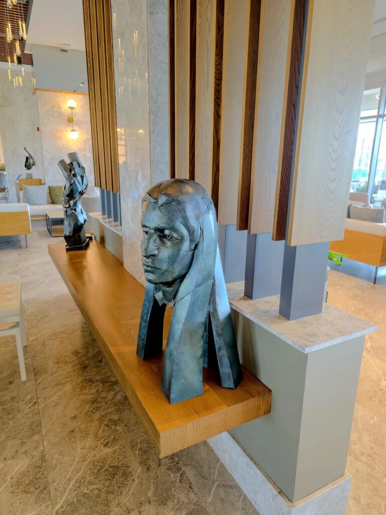 Kopf mit langen Haaren Skulptur im Süral Saray Hotel.