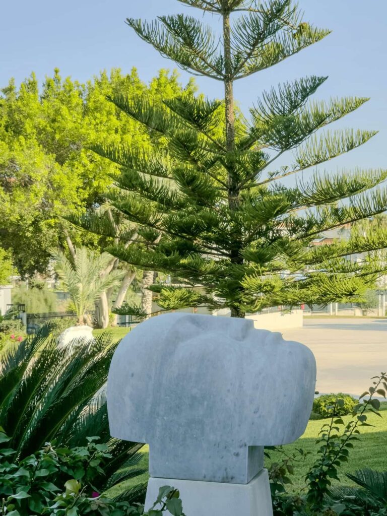 Skulptur Kopf vor dem Süral Saray Hotel.