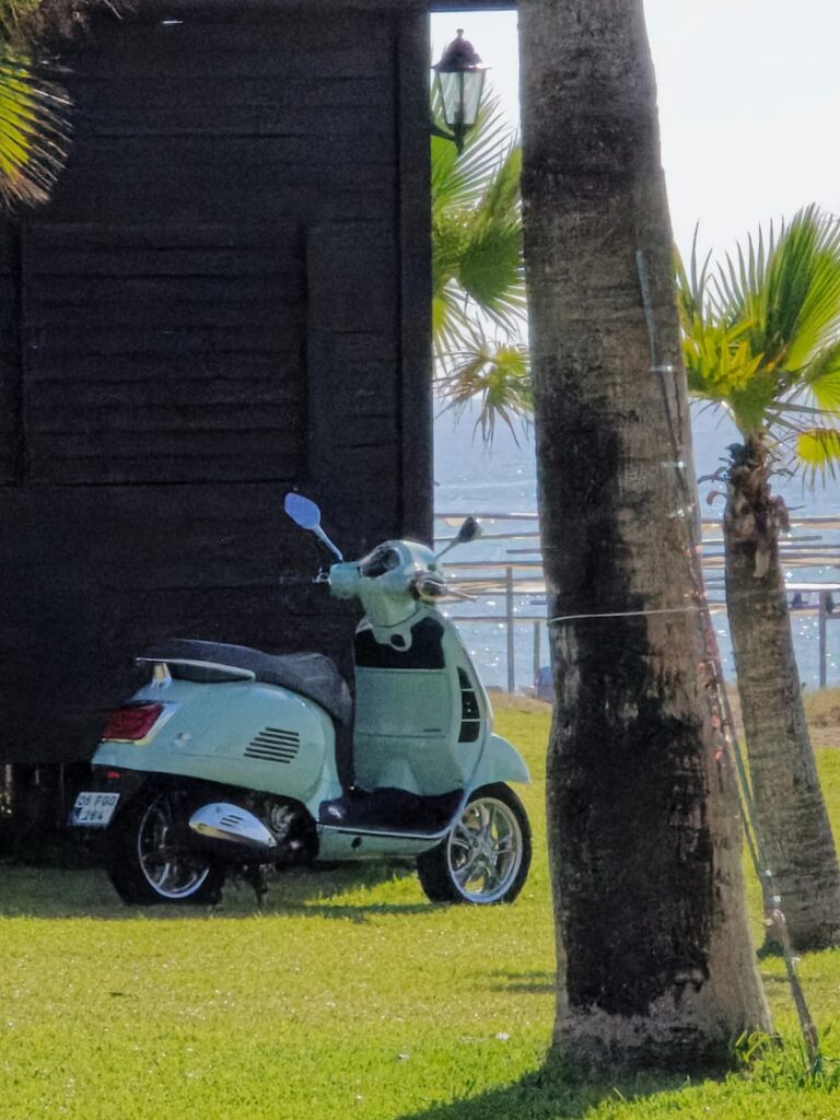 Vespa am Strand von Süral Graden Hotel.