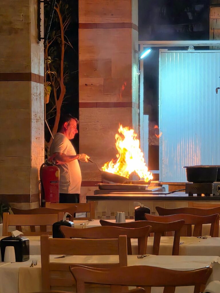 Koch beim Flambieren im Süral Garden Hotel.