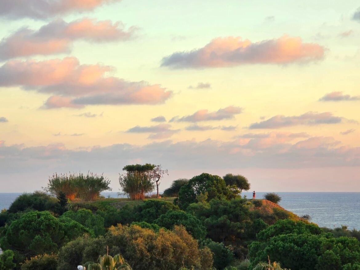 Blick aus dem Süral Garden Hotel auf den Hügel und das Meer.