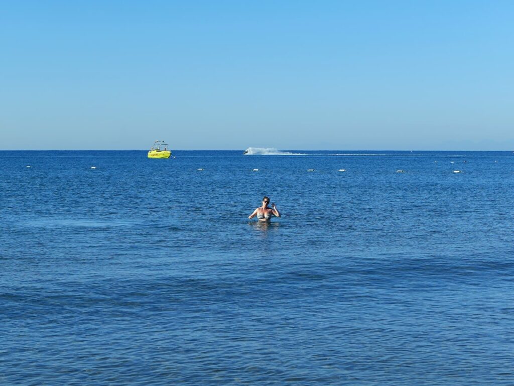 Nicole Schwarzbier im blauen Meer. Türkische Riviera.