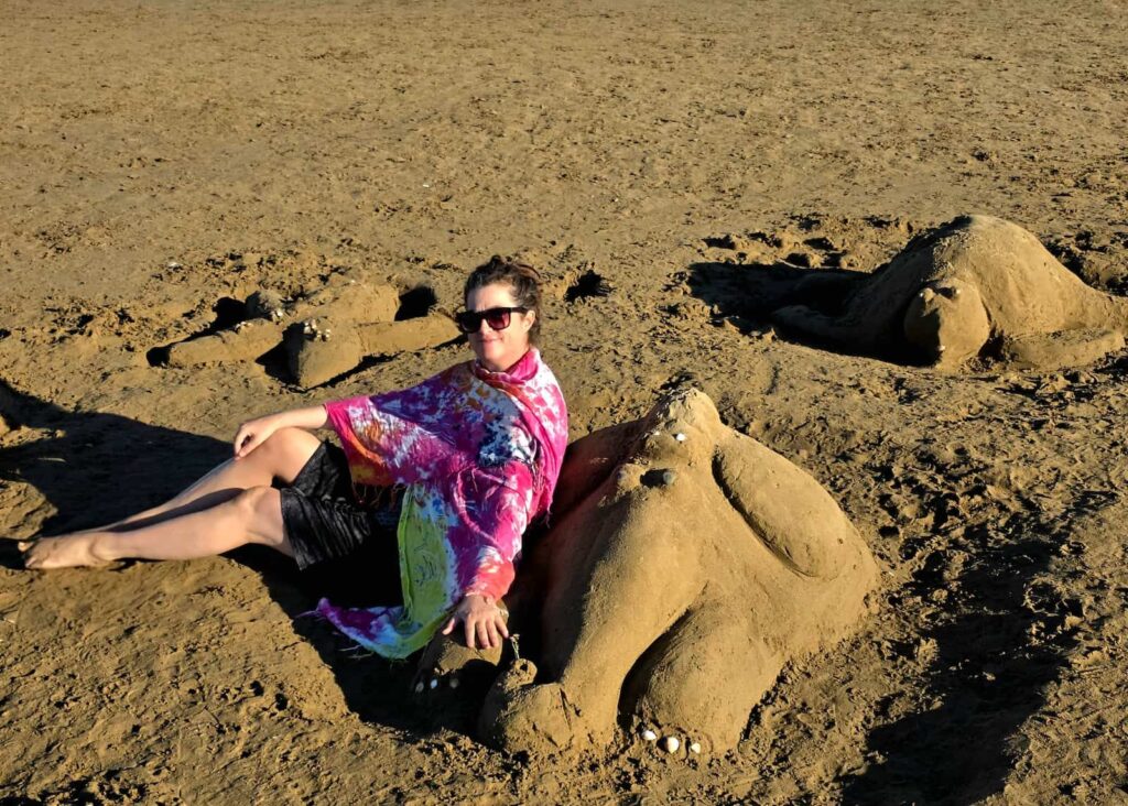 Nicole Schwarzbier mit einem Sandstrandelefanten am Strand bei Süral Garden.