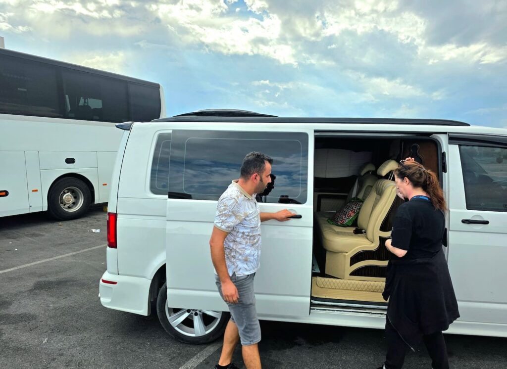 Nicole Schwarzbier steigt ins Privattaxi von Saban.