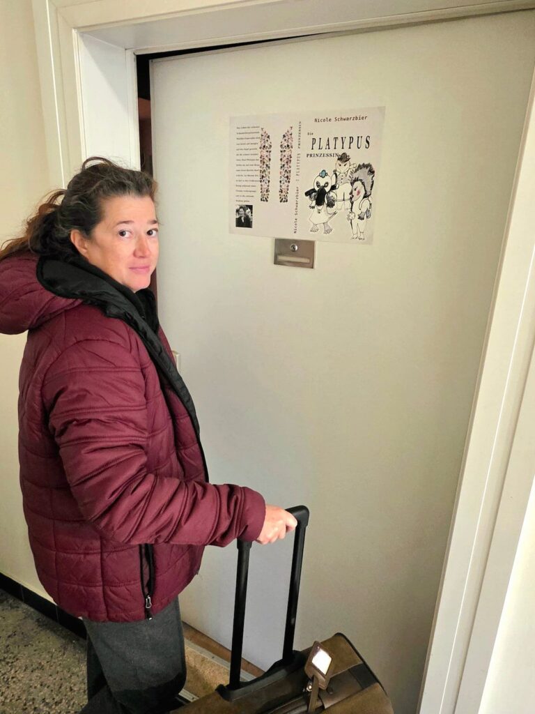 Nicole Schwarzbier beim Verlassen der Wohnung.