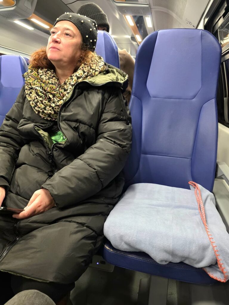 Nicole Schwarzbier im Zug nach Mestre mit zugedeckter Pizza