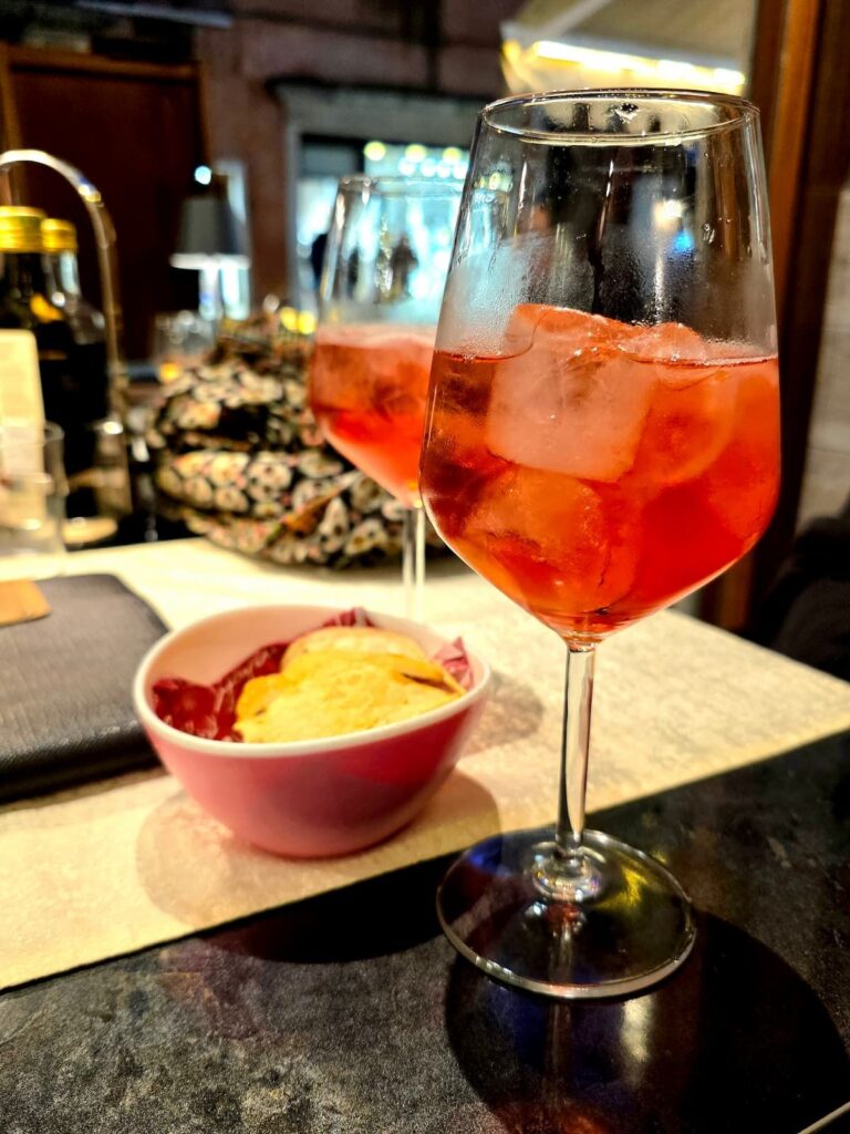 Campari Spritz im Lokal Zikiya in Venedig