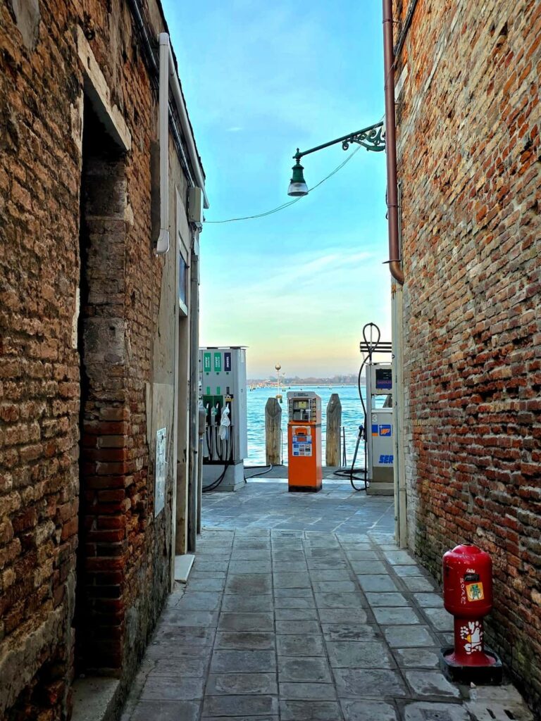 Tankstelle für Boote in Venedig
