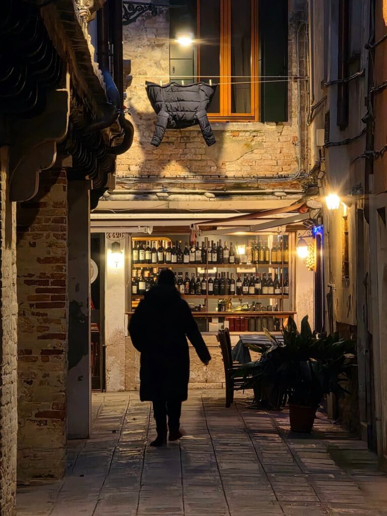 Nicole Schwarzbier in einer Gasse in Venedig