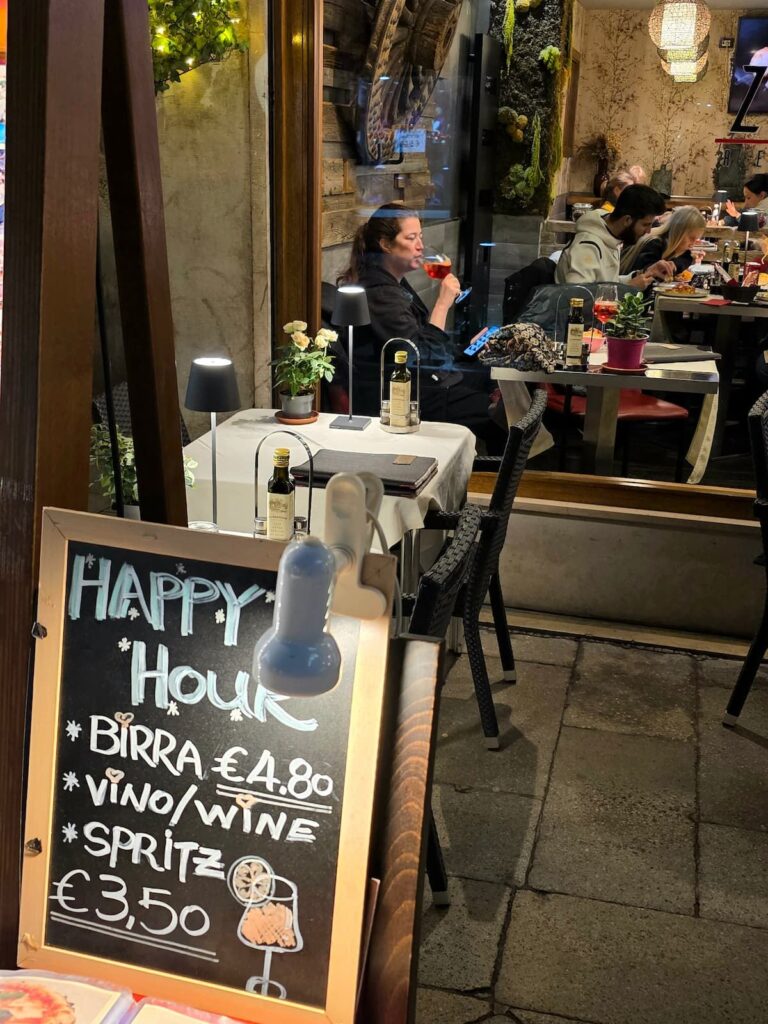 Nicole Schwarzbier trinkt einen Campari Spritz in Venedig