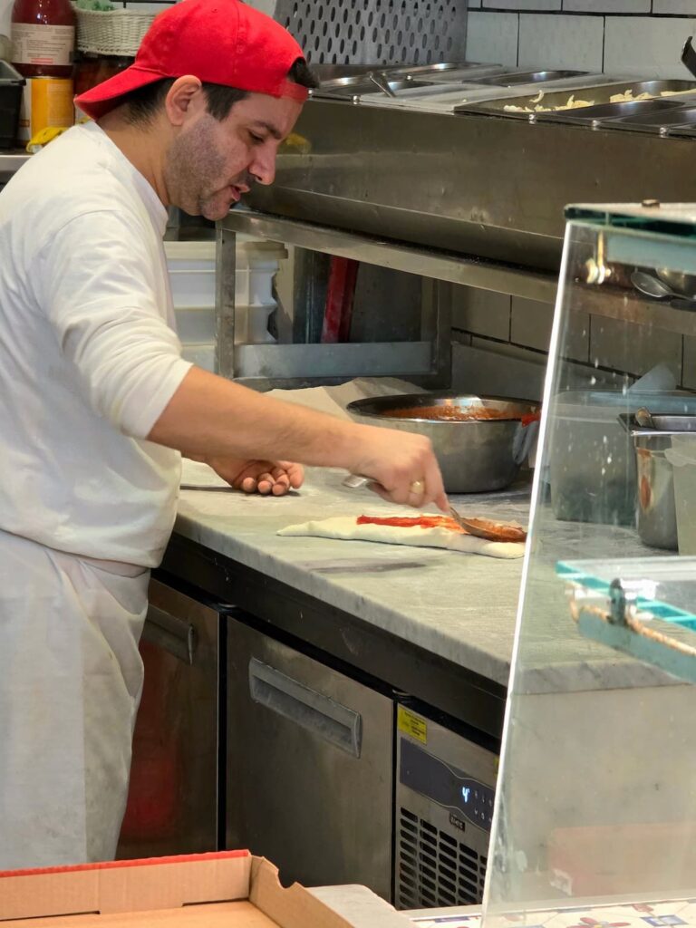 Pizzabäcker in Rossopomodoro in Santa Lucia in Venedig