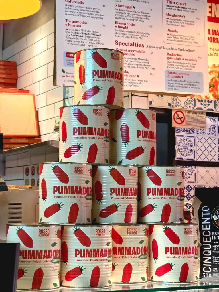 Tomaten in der Dose in Rossopomodoro in Santa Lucia in Venedig