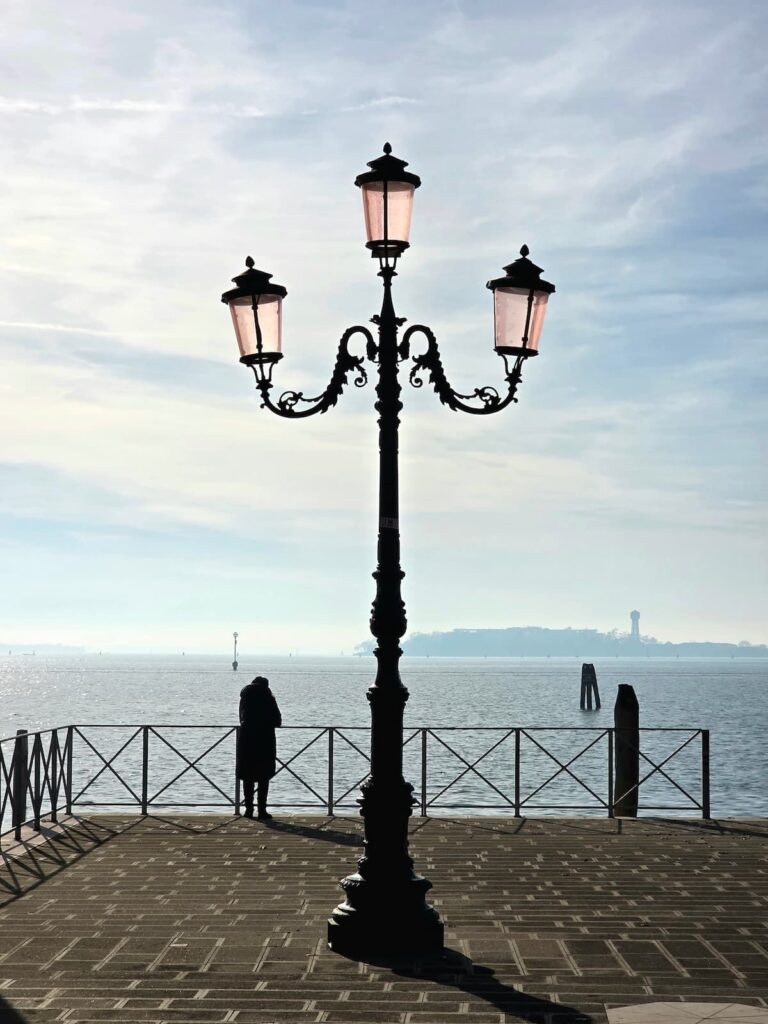 Eine Laterne und Nicole Schwarzbier in Giudecca