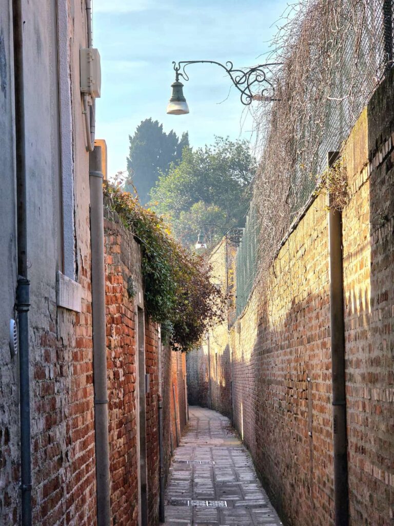 Eine enge Gasse in Giudecca