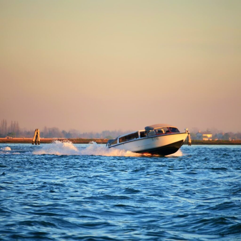 Ein Motorboot vor Murano