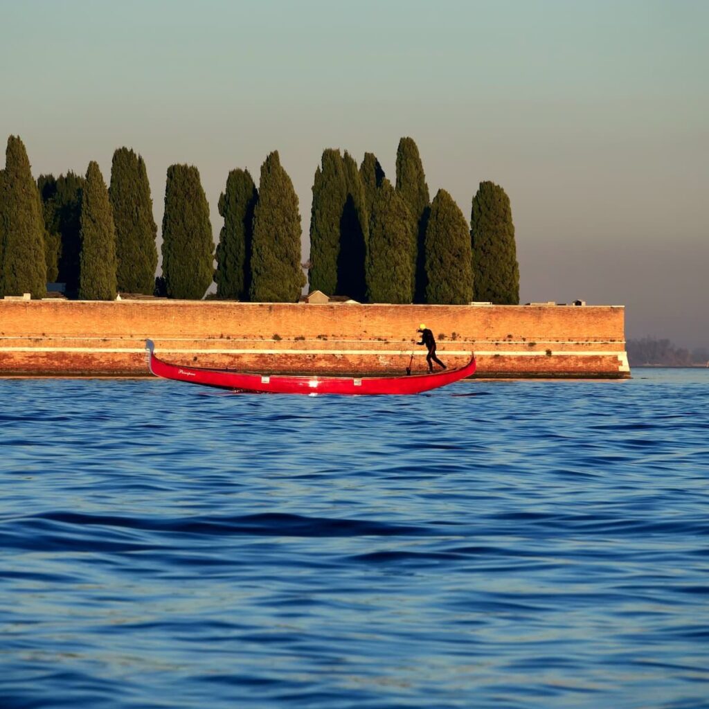 Rote Gondel vor Insel San Michele in Venedig