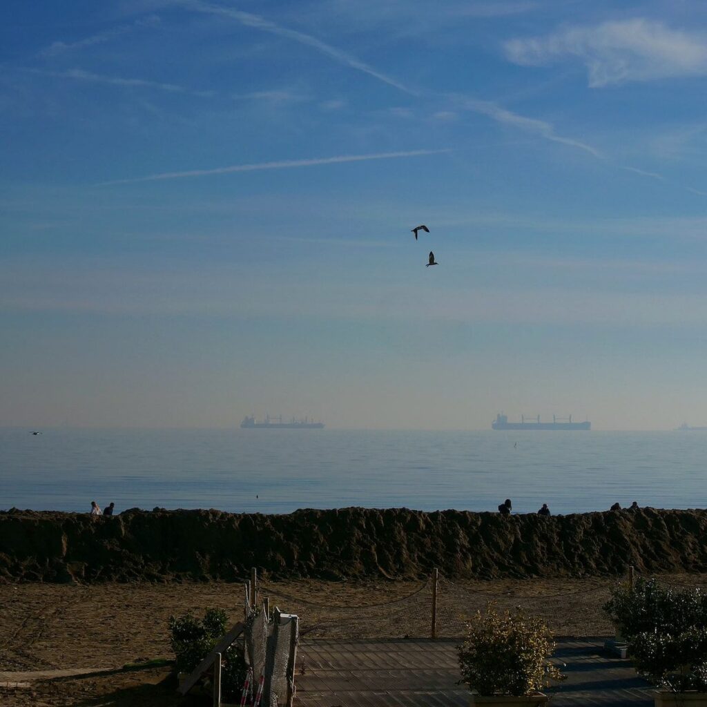 Tanker vor dem Strand von Lido in Venedig