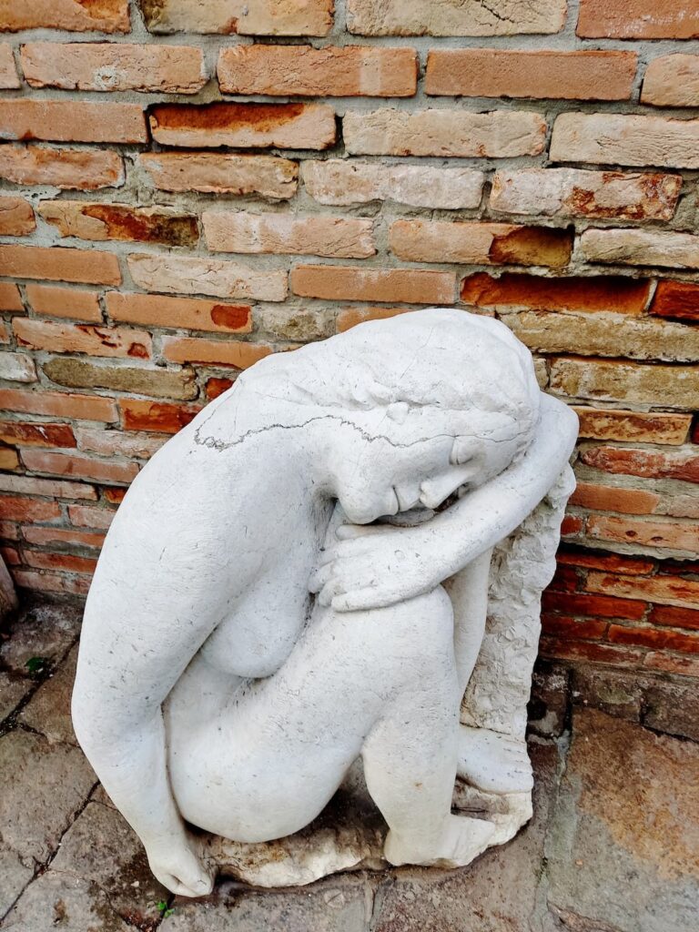 Schlafende Frau Statue in Venedig