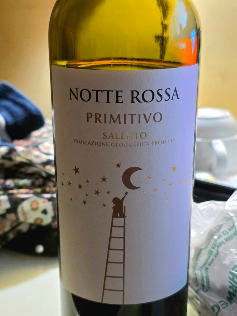 Angebrochene Rotweinflasche Primitivo Notte Rossa