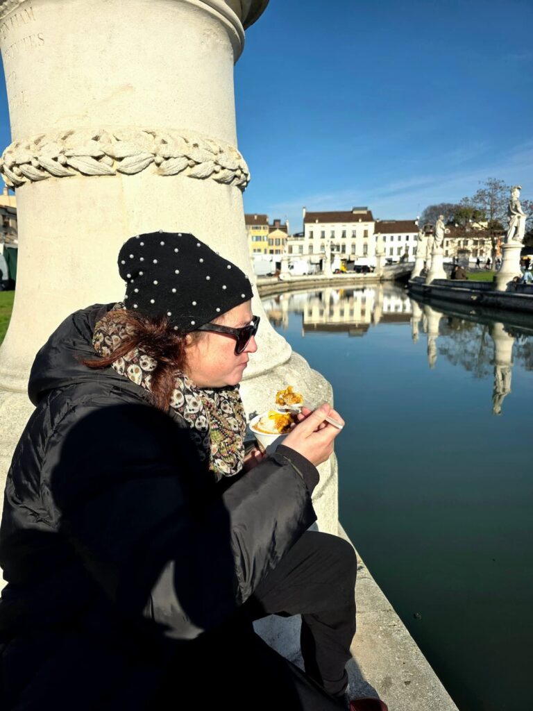 Nicole Schwarzbier isst Pasta in Prato della Valle in Padua