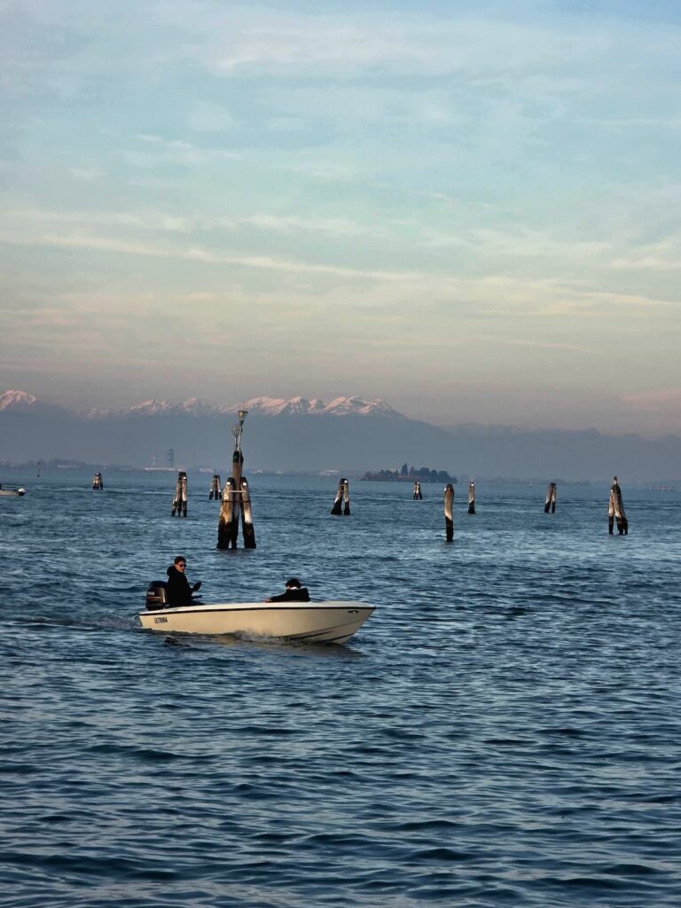 Blick von Venedig auf die verschneiten Alpen