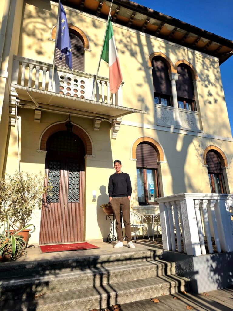 Federico vor Casa Villa Gardenia.