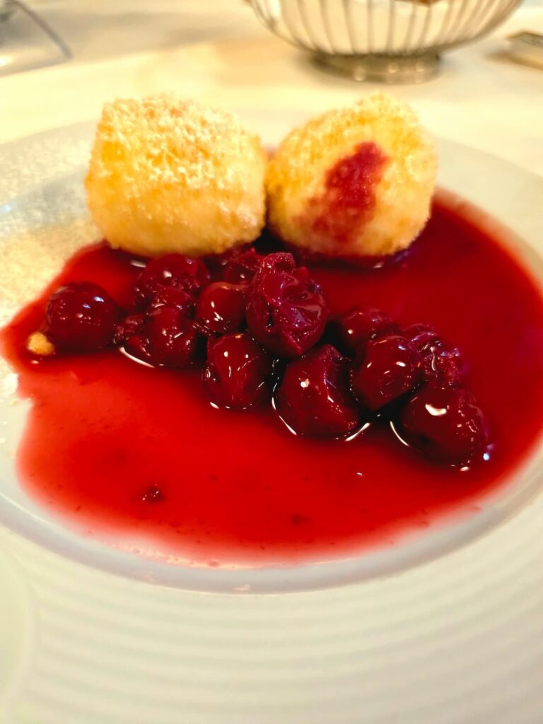 Topfenknödel mit Kirschkompott