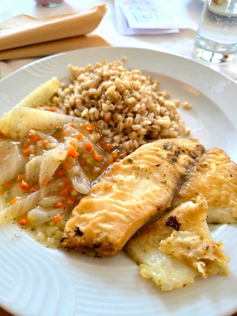 Gebackener Kabeljau mit Kraupen, geschmorten Karotten und Fenchel