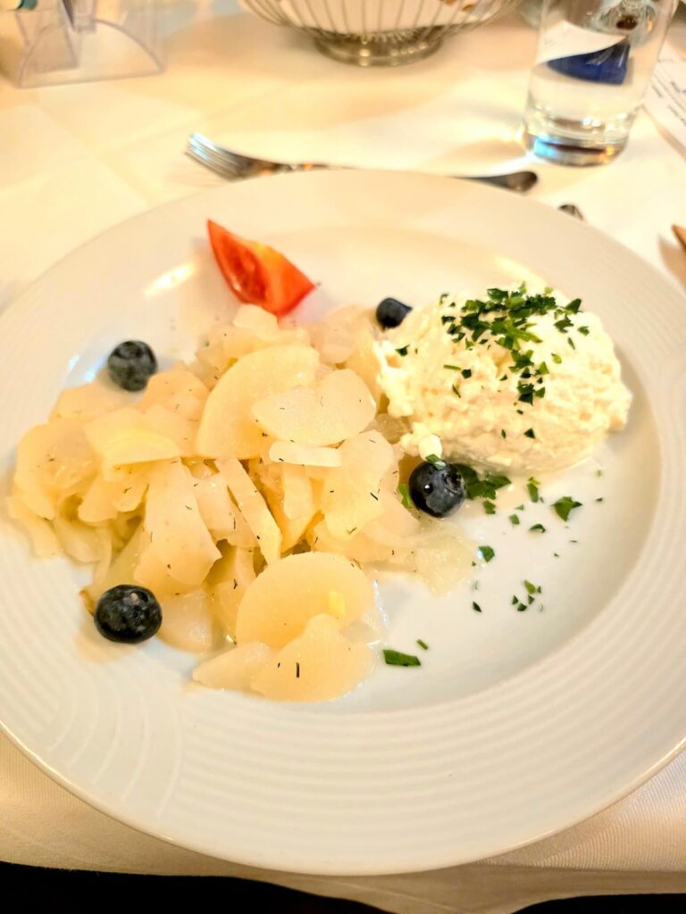 Birnen-Fenchel-Salat mit Frischkäse fein garniert