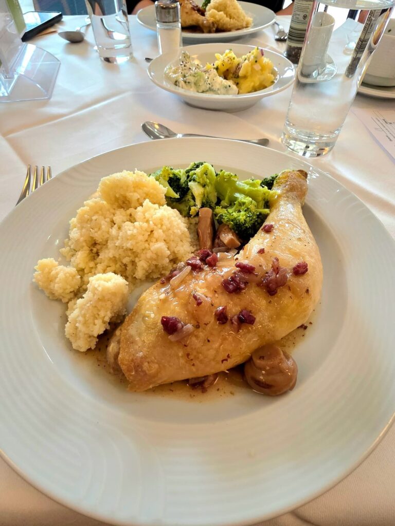 Huhn in Rotwein (Champignons, Speck, Schalotten) mit Brokkoli und Couscous