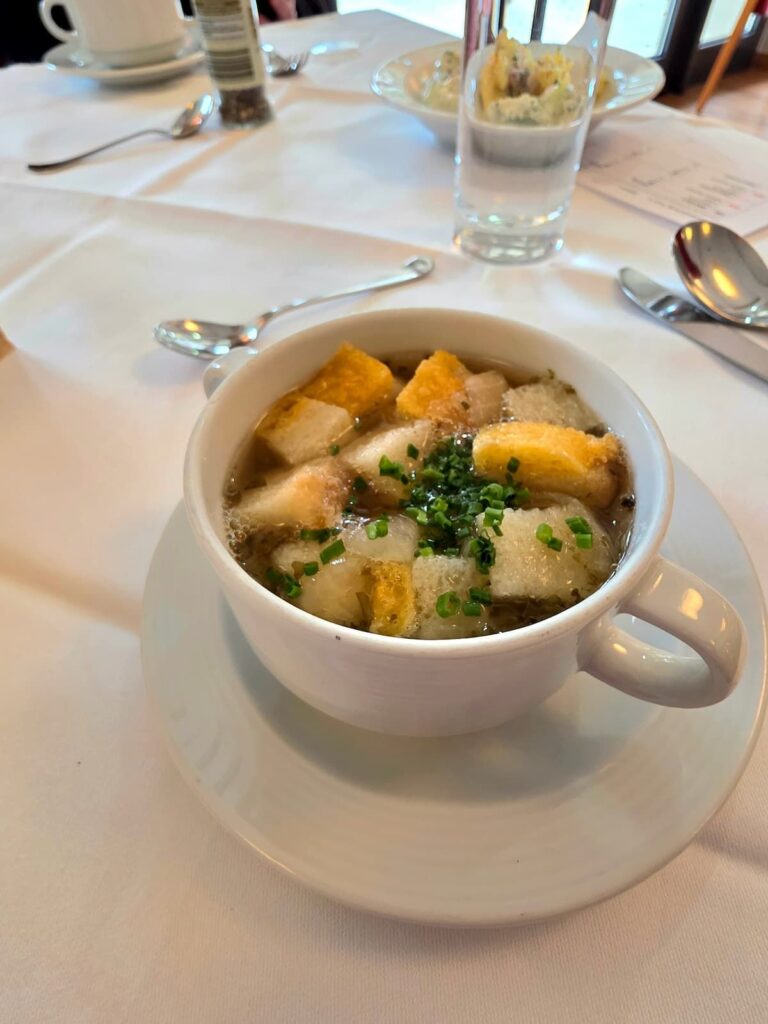 Französische Zwiebelsuppe mit Käsekrusteln, Josefinenhof