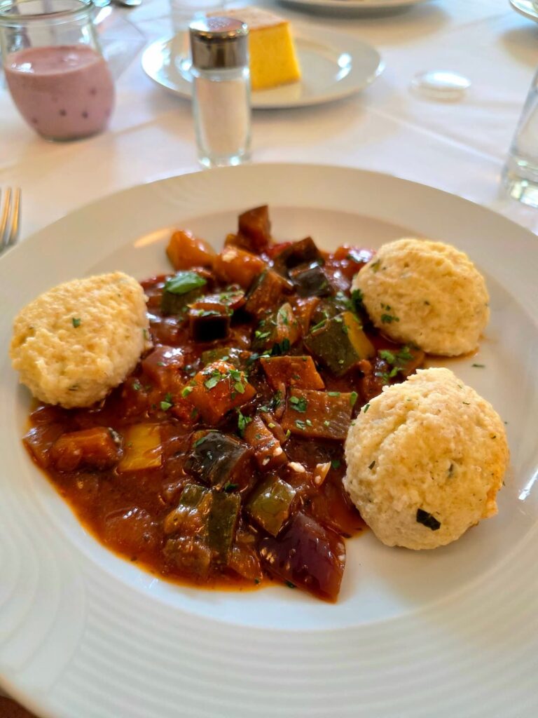 Pikante Topfennockerl auf Ratatouille