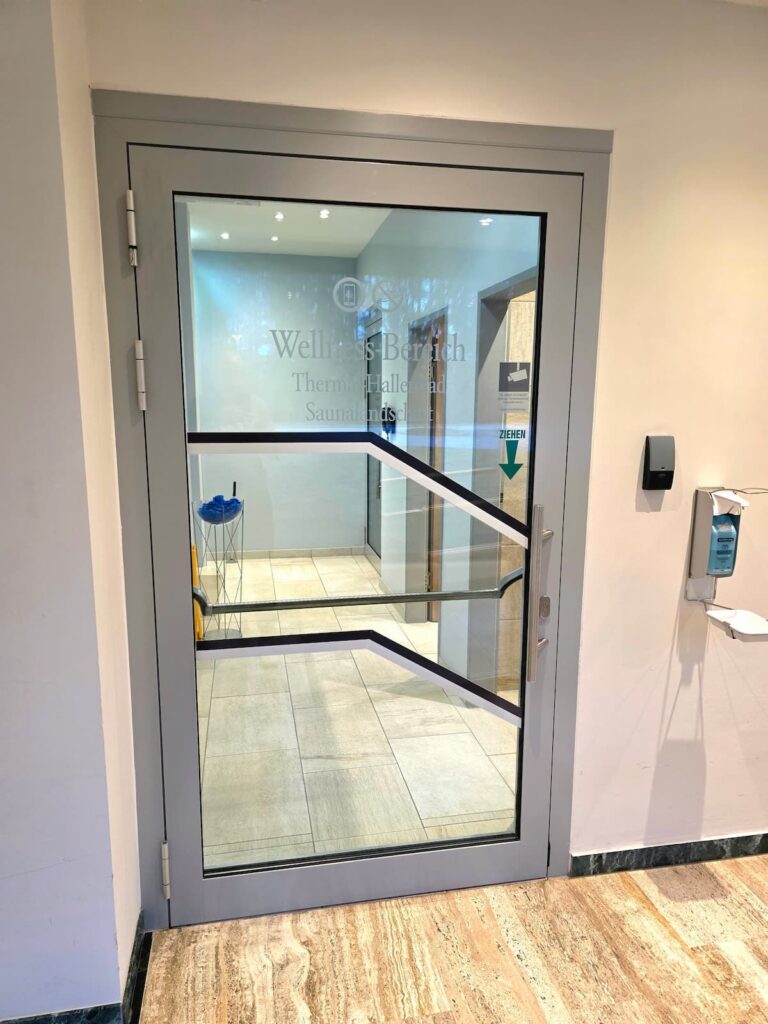 Eingang in den Wellnessbereich vom Josefinenhof im Warmbad Villach