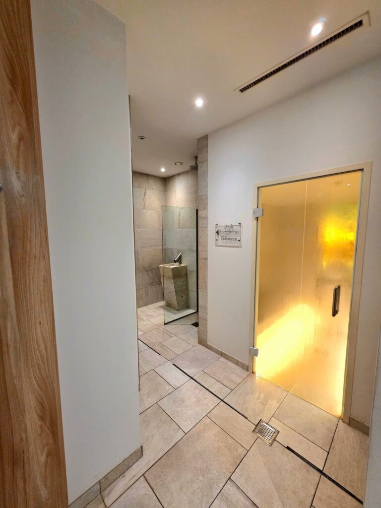 Eingang ins Dampfbad im Josefinenhof