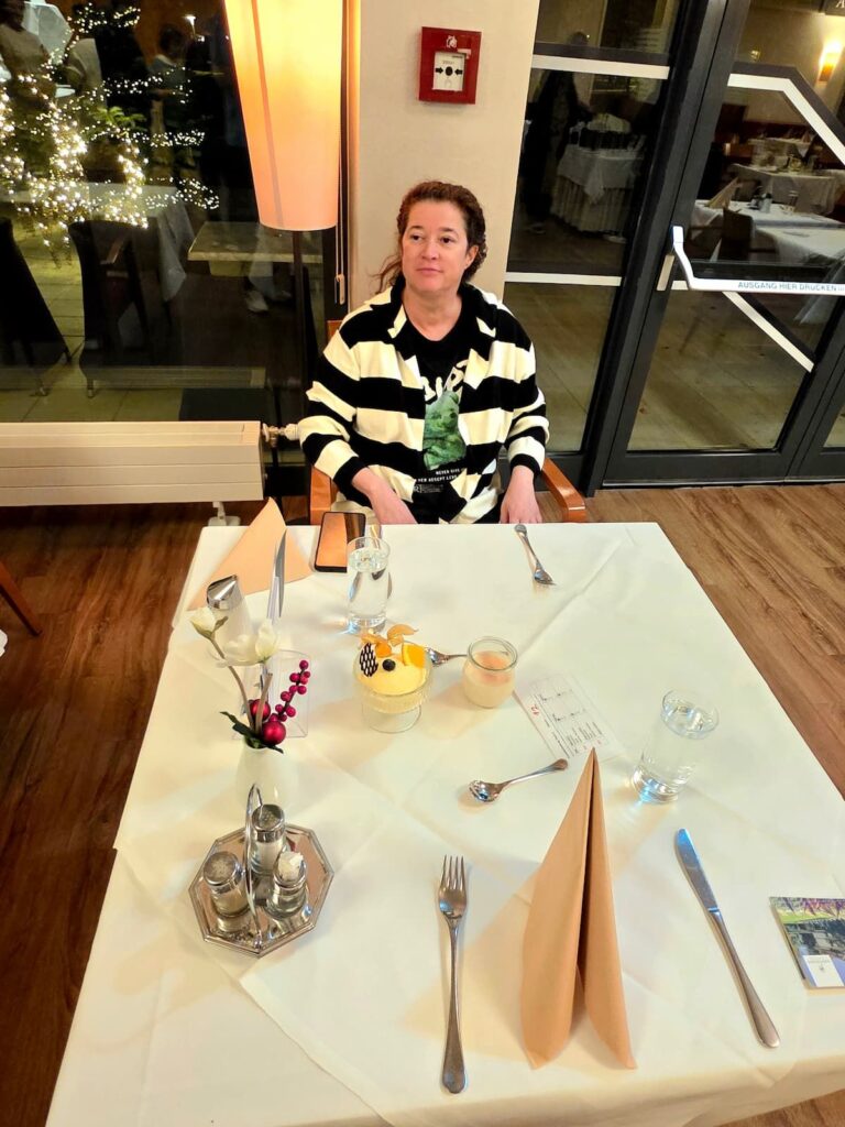 Nicole Schwarzbier am Tisch im Josefinenhof Warmbad Villach