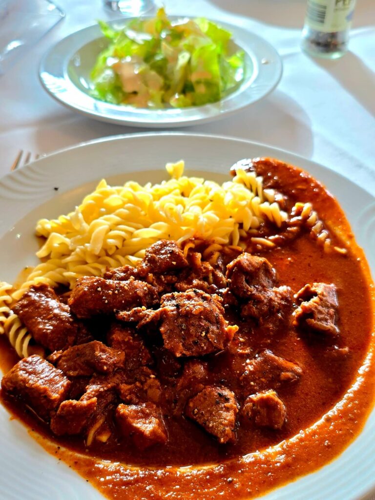 Kalbsrahmgulasch mit Butternudeln