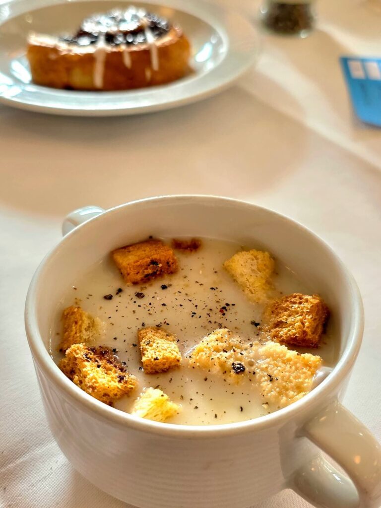Knoblauchcremesuppe mit Croutons