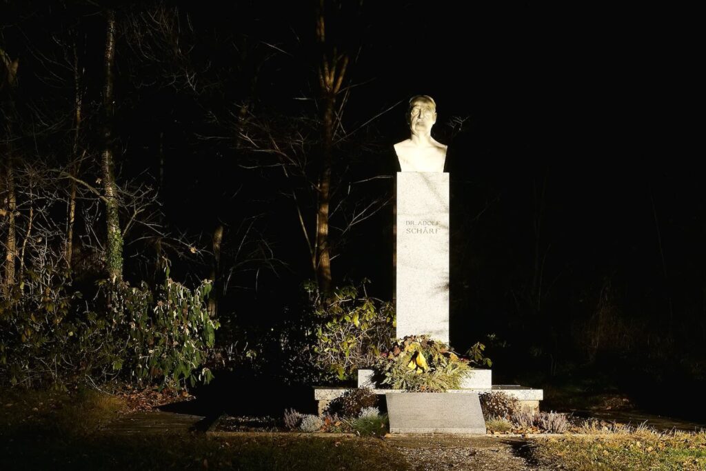 Adolf-Schärf-Statue im Schützen Park Warmbad Villach bei Nacht