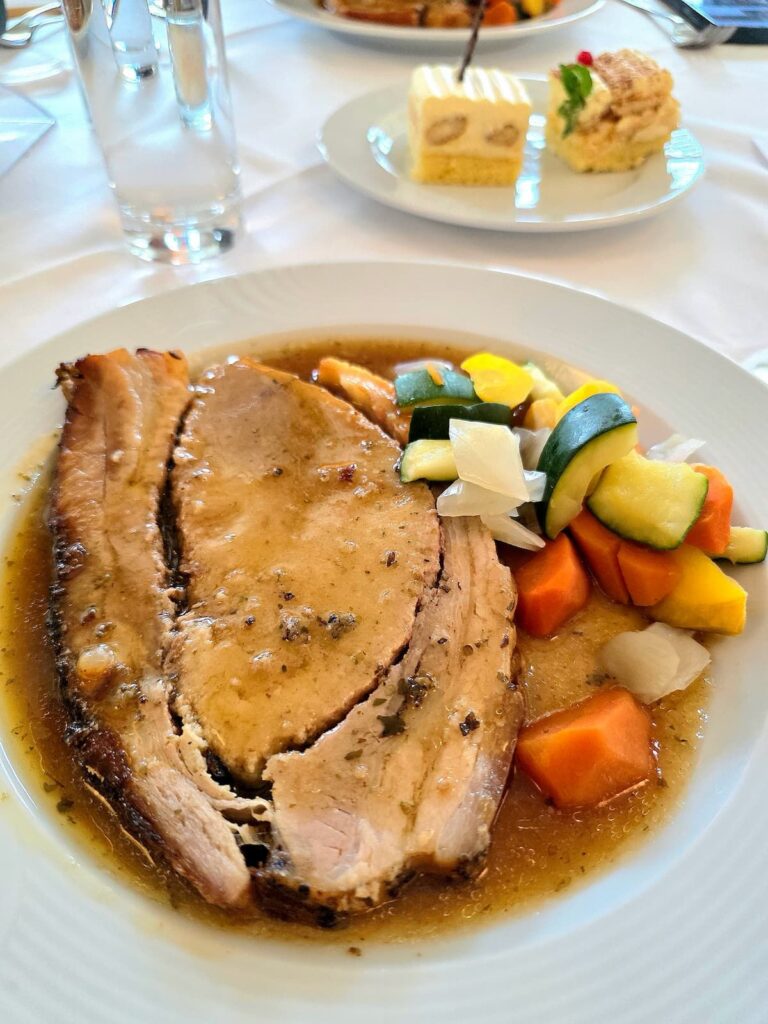 Gefüllte Schweinsbrust mit Natursaftl und Gemüse