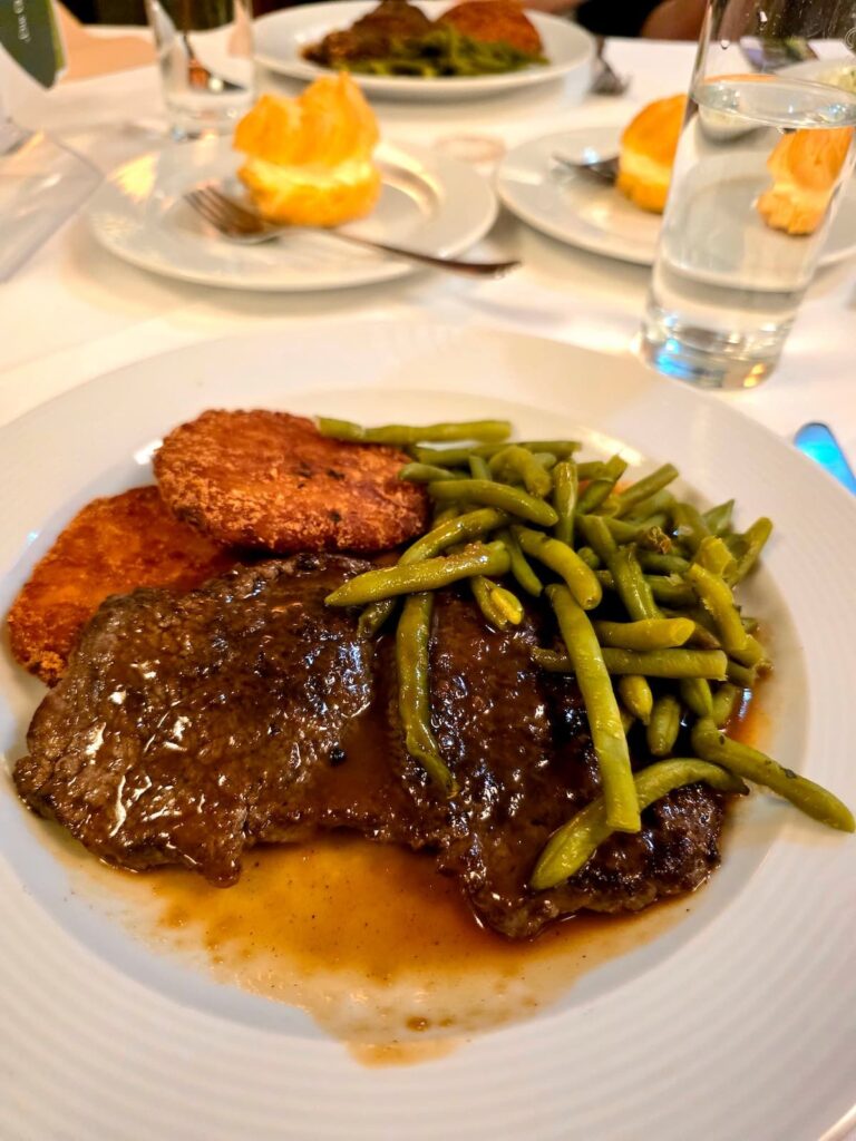 Gedünstetes Rindschnitzel mit Rösti und grünen Bohnen