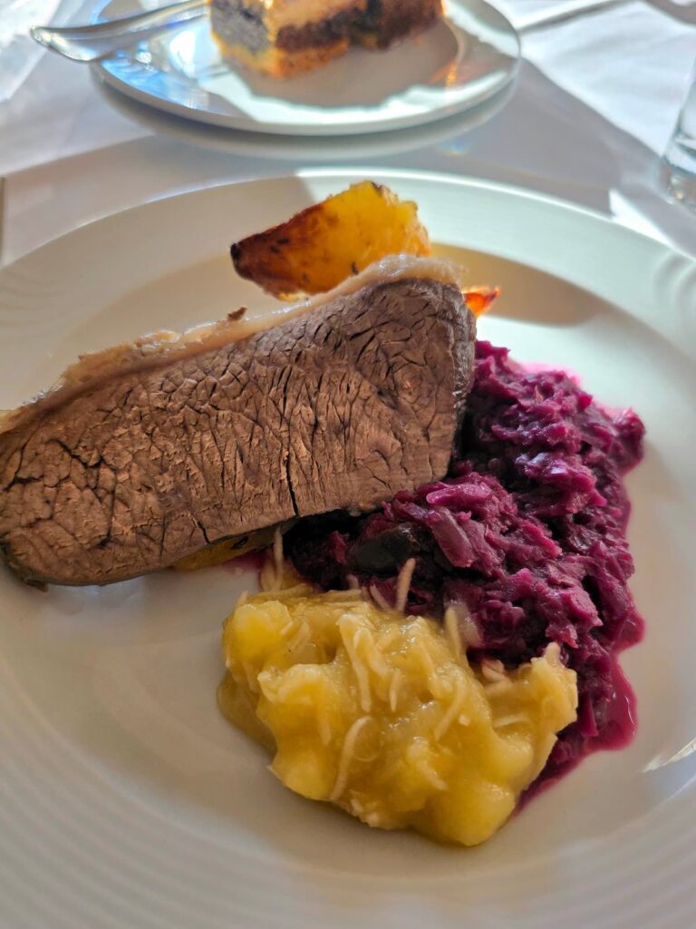 Gekochter Tafelspitz mit Apfelkren, Rotkraut und gebratenen Kartoffeln