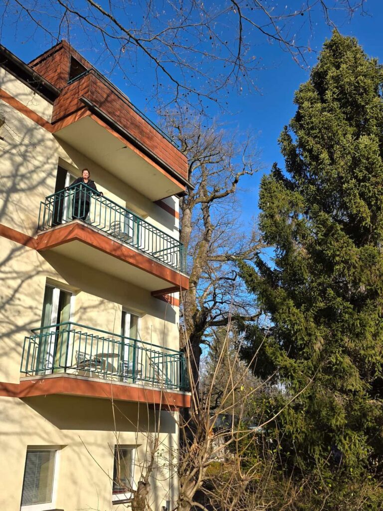 Nicole Schwarzbier am Balkon im Josefinenhof