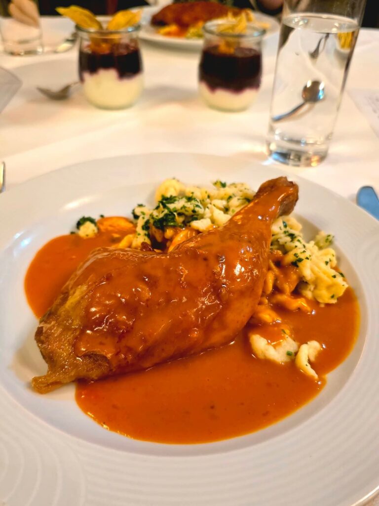 Gebratene Hühnerkeule mit fruchtiger Paprikasauce und Butterspätzle