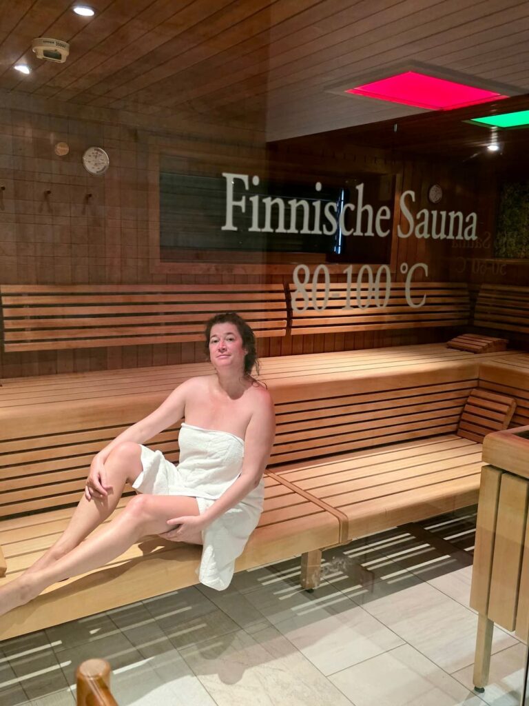 Nicole Schwarzbier in der Finnischen Sauna im Josefinenhof