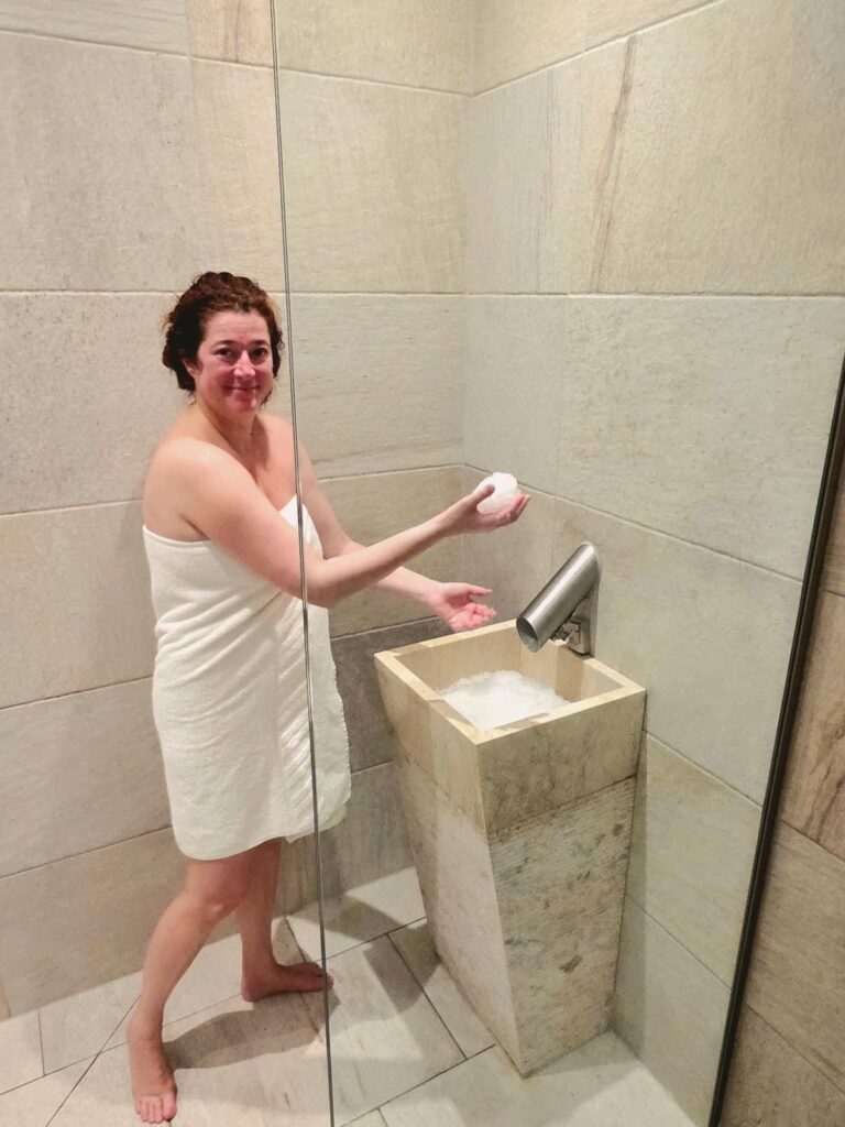 Nicole Schwarzbier bei der Eismaschine im Saunabereich im Josefinenhof