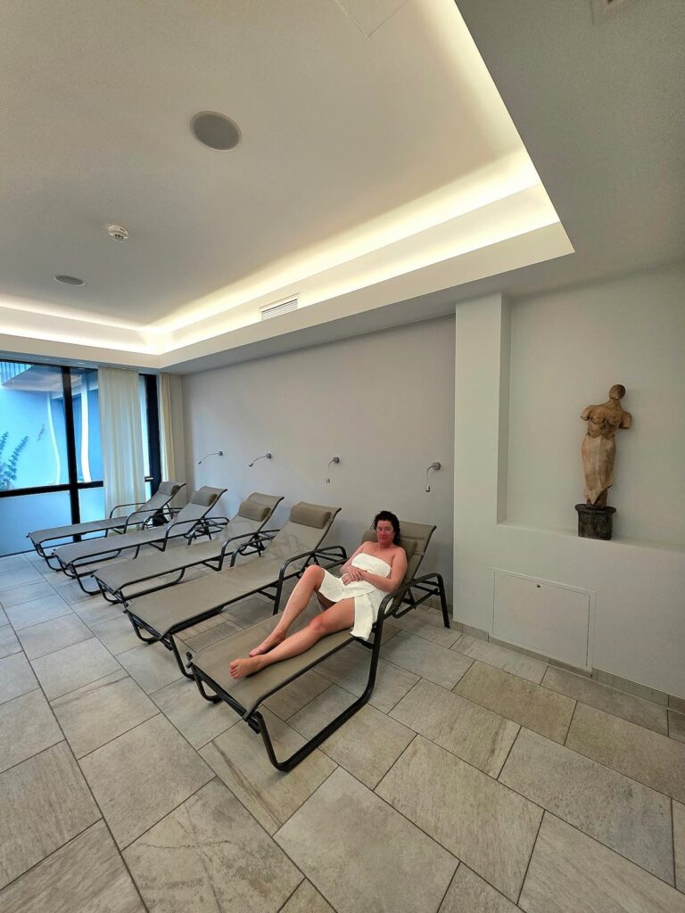 Nicole Schwarzbier im Ruheraum im Saunabereich von Josefinenhof