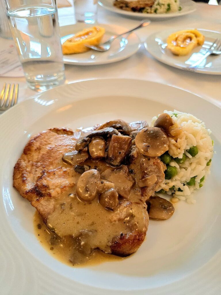 Champignonrahmschnitzel mit Risipisi