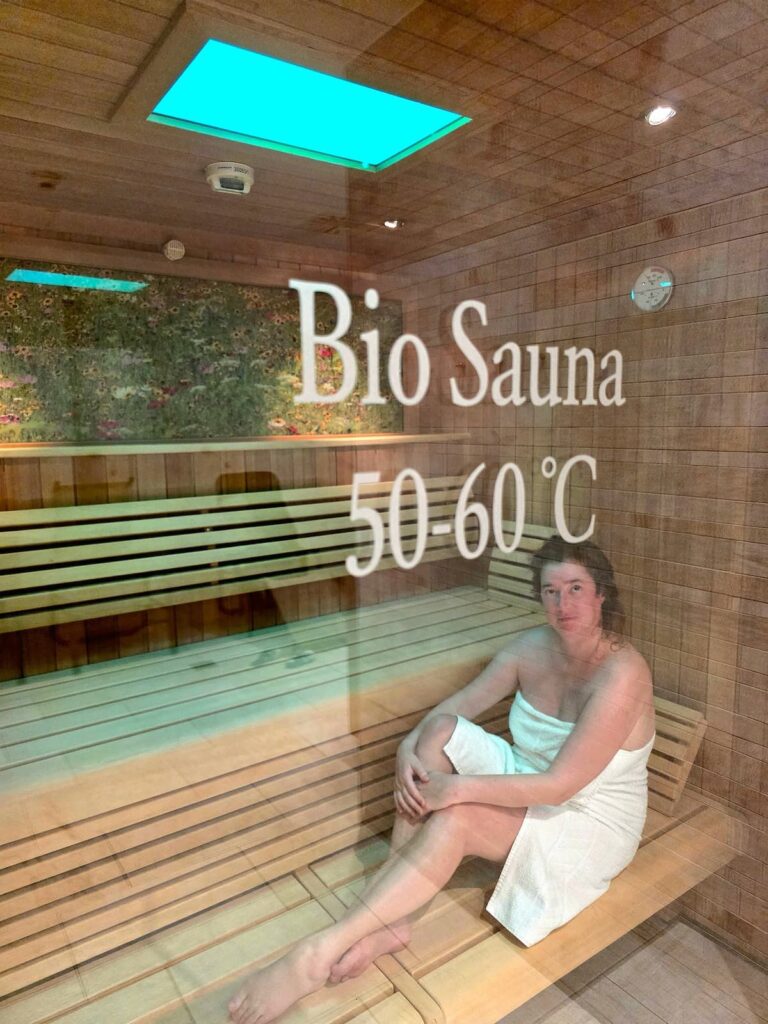 Nicole Schwarzbier in der Bio Sauna im Josefinenhof