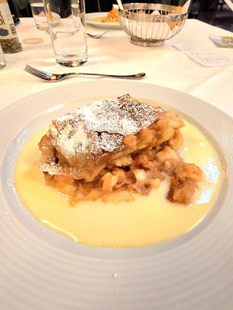 Apfelstrudel mit Vanillesauce, Josefinenhof